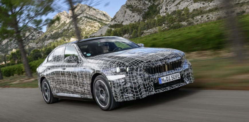 BMW I5: E-AUTO MIT AUTOMATISCHEM SPURWECHSEL PER BLICK IN DEN AUSSENSPIEGEL